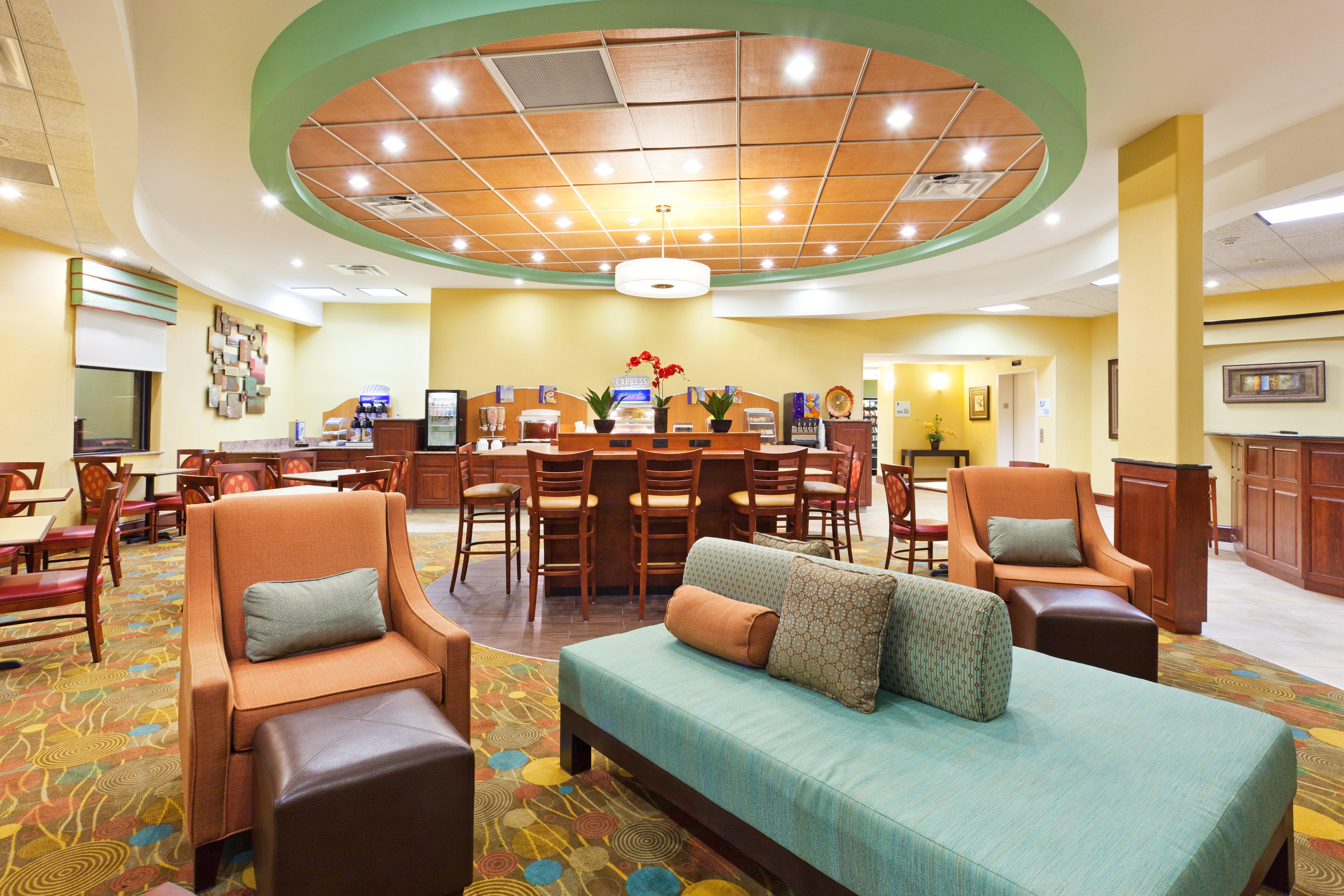 Holiday Inn Express & Suites Greensboro - I-40 Atwendover, An Ihg Hotel Εξωτερικό φωτογραφία