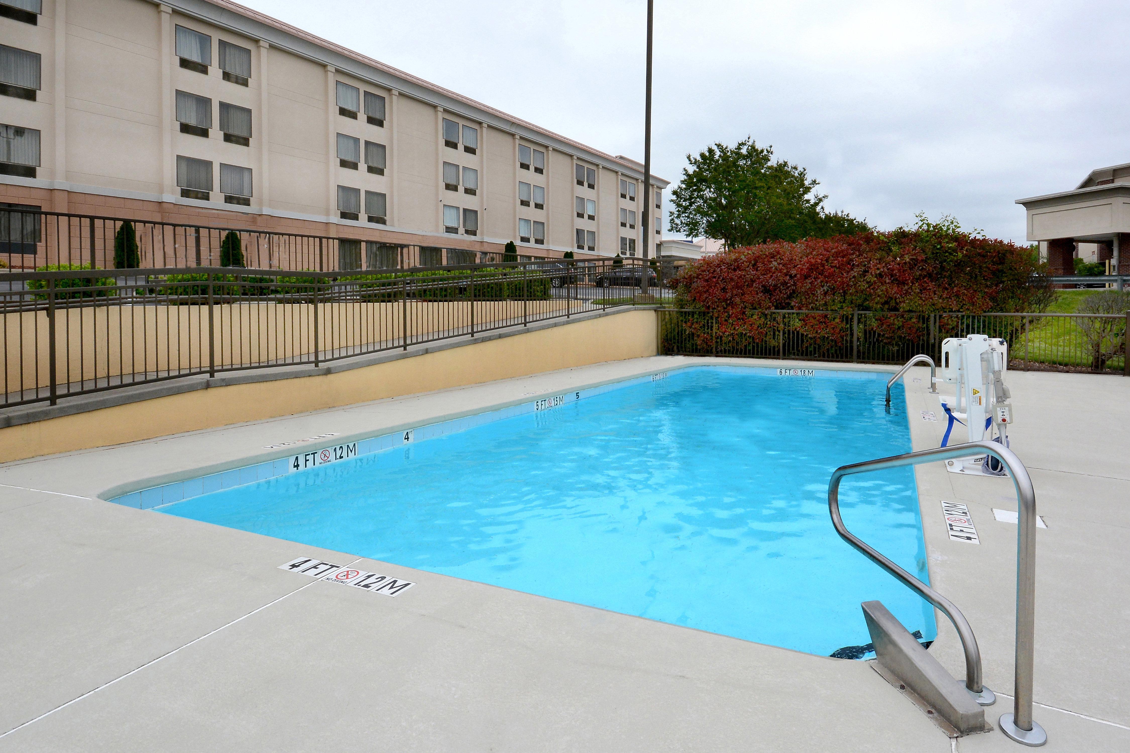 Holiday Inn Express & Suites Greensboro - I-40 Atwendover, An Ihg Hotel Εξωτερικό φωτογραφία