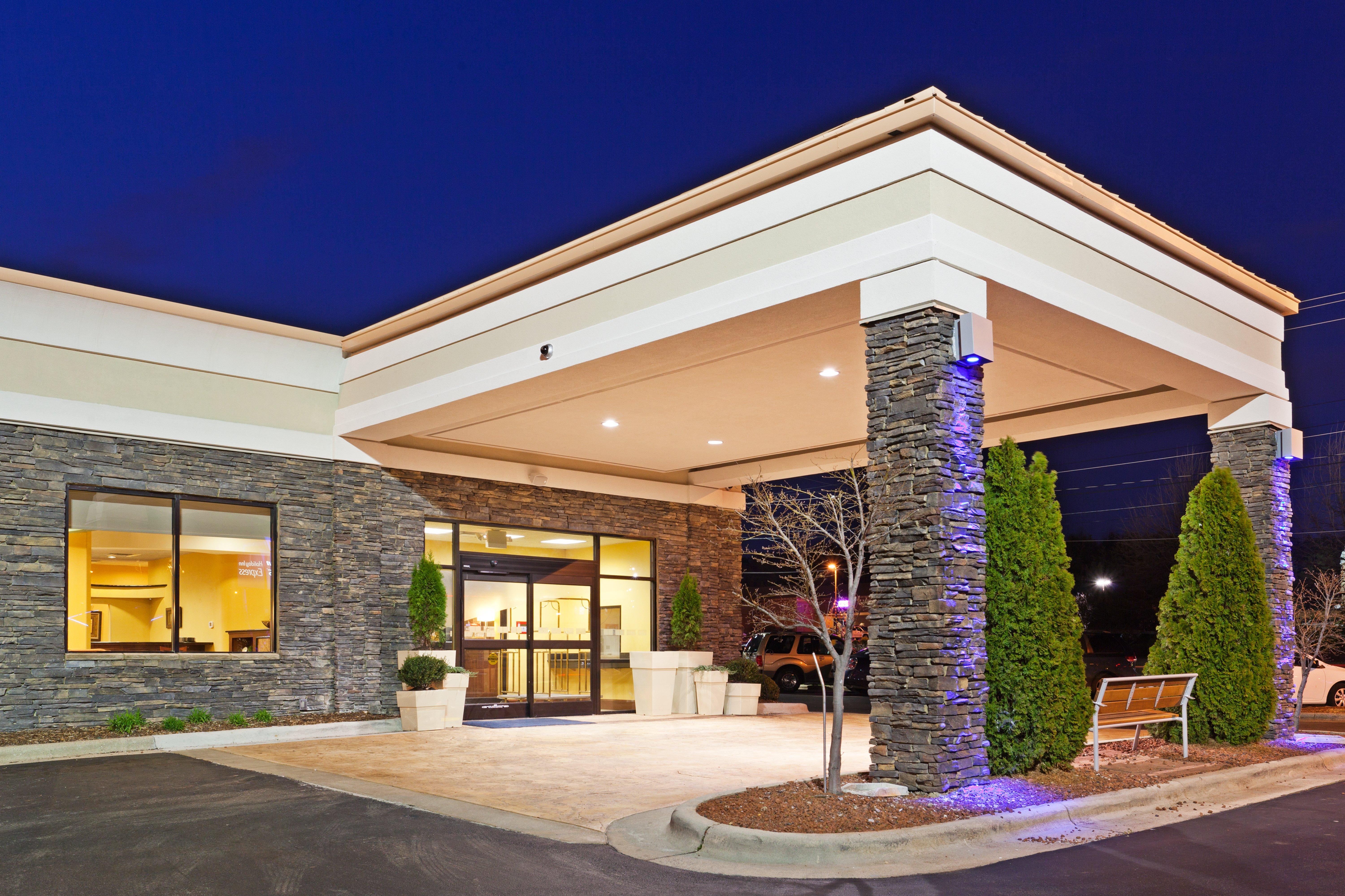 Holiday Inn Express & Suites Greensboro - I-40 Atwendover, An Ihg Hotel Εξωτερικό φωτογραφία